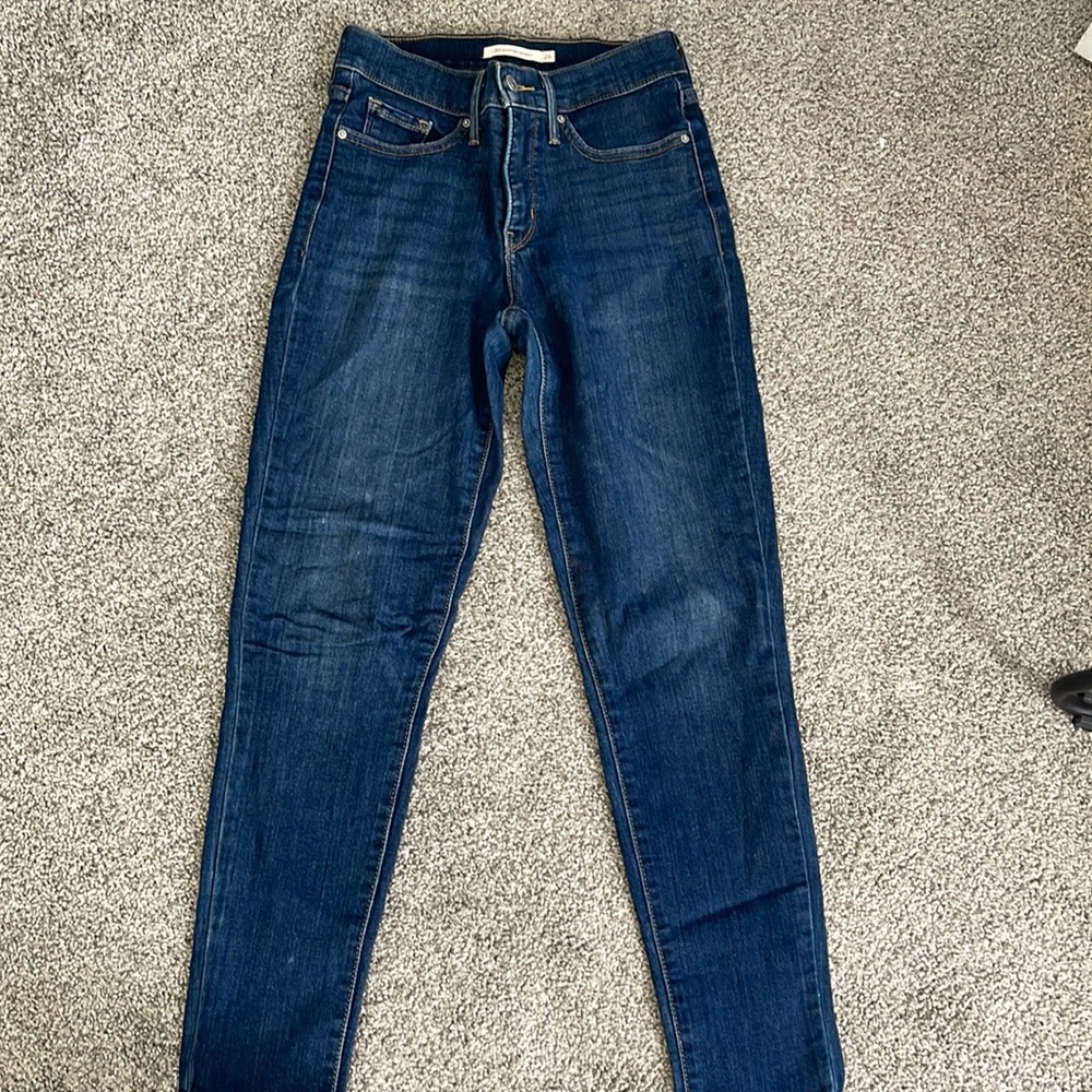 Shaping Levi’s Skinny Jean